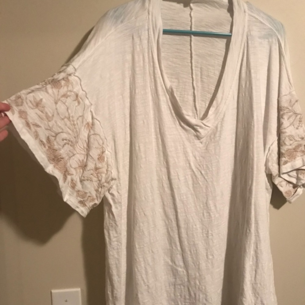 White Umgee tunic w/ embroidered ivory details